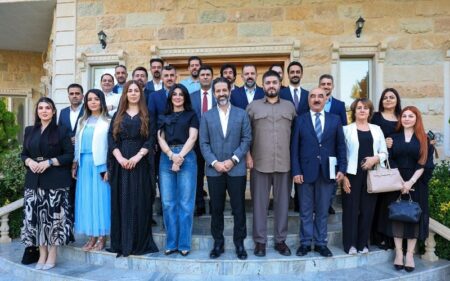 عضو المكتب السياسي للاتحاد الوطني الكوردستاني قوباد طالباني يجتمع مع أعضاء كتلة الاتحاد في برلمان كوردستان