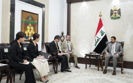 رئيس الوزراء العراقي علي فالح الزيدي يستقبل السفير الياباني في بغداد أكيرو إندو