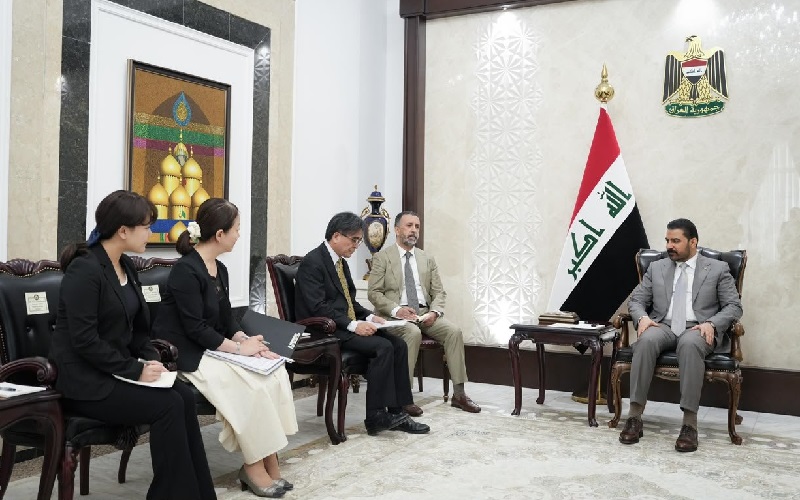 رئيس الوزراء العراقي علي فالح الزيدي يستقبل السفير الياباني في بغداد أكيرو إندو