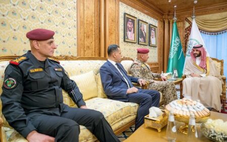 وزير الدفاع السعودي الأمير خالد بن سلمان يستقبل وفداً أمنياً عراقياً برئاسة مدير مكتب القائد العام للقوات المسلحة الفريق الأول الركن عبدالأمير الشمري