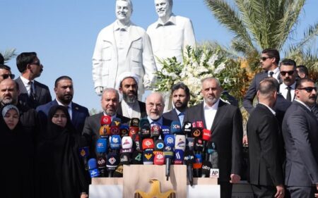 رئيس مجلس الشورى الإسلامي الإيراني محمد باقر قاليباف يعقد مؤتمراً صحفياً خلال زيارته موقع استشهاد قادة النصر قرب مطار بغداد الدولي