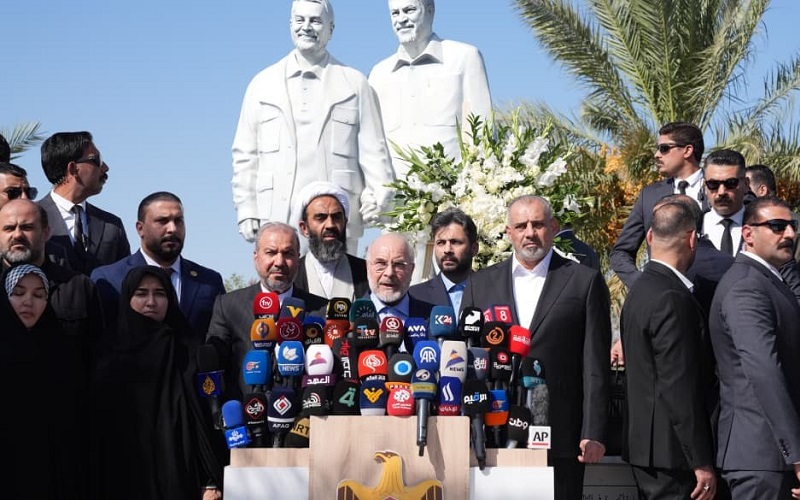 رئيس مجلس الشورى الإسلامي الإيراني محمد باقر قاليباف يعقد مؤتمراً صحفياً خلال زيارته موقع استشهاد قادة النصر قرب مطار بغداد الدولي