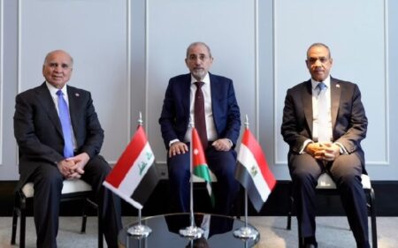 وزير الخارجية الأردني أيمن الصفدي يتوسط نظيريه المصري بدر عبد العاطي والعراقي فؤاد حسين