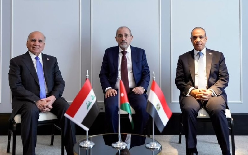 وزير الخارجية الأردني أيمن الصفدي يتوسط نظيريه المصري بدر عبد العاطي والعراقي فؤاد حسين