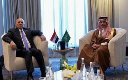 لقاء يجمع وزير الخارجية السعودي فيصل بن فرحان ونظيره العراقي فؤاد حسين على هامش الاجتماع الوزاري العربي في العاصمة الأردنية عمان
