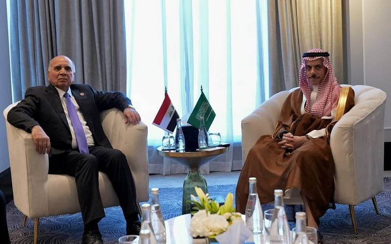 لقاء يجمع وزير الخارجية السعودي فيصل بن فرحان ونظيره العراقي فؤاد حسين على هامش الاجتماع الوزاري العربي في العاصمة الأردنية عمان