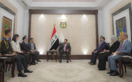 رئيس الوزراء العراقي علي فالح الزيدي يستقبل السفير الكوري الجنوبي في بغداد لي جون إيل