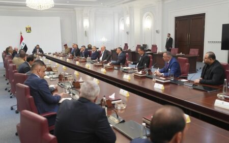 رئيس الوزراء العراقي علي فالح الزيدي يستقبل رئيس لجنة الأمن والدفاع في مجلس النواب خالد العبيدي وأعضاء اللجنة