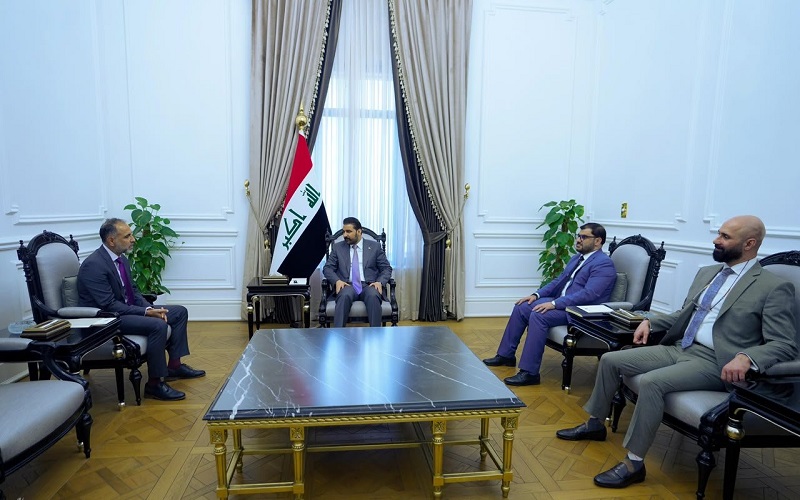 رئيس الوزراء العراقي علي فالح الزيدي يستقبل السفير البريطاني في بغداد عرفان صديق