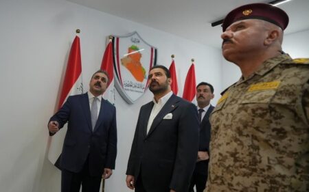 رئيس الوزراء العراقي علي فالح الزيدي خلال زيارة لمقر هيئة المنافذ الحدودية