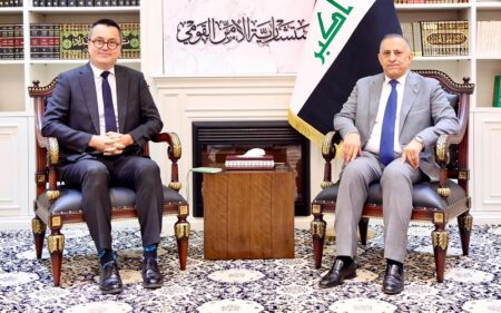 مستشار الأمن القومي العراقي قاسم العبودي يستقبل القائم بأعمال السفارة الفرنسية في بغداد بينوا كومبوريو
