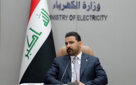 رئيس الوزراء العراقي علي فالح الزيدي خلال زيارة إلى مقر وزارة الكهرباء