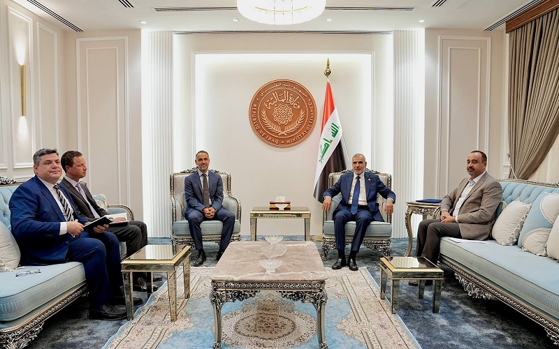 وزير المالية العراقي فالح ساري يستقبل السفير البريطاني في بغداد عرفان صديق
