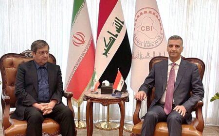 محافظ البنك المركزي العراقي نزار ناصر حسين يستقبل نظيره الإيراني عبد الناصر همتي