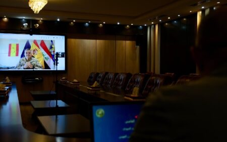 مستشار الأمن القومي العراقي قاسم العبودي يتلقى اتصالاً عبر دائرة تلفزيونية مغلقة من قائد بعثة حلف شمال الأطلسي (الناتو) في العراق الفريق رامون أرمادا