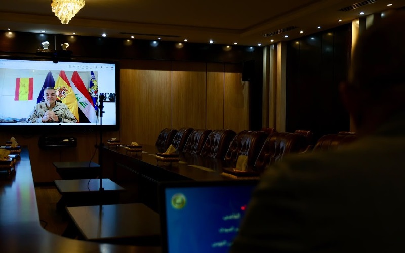مستشار الأمن القومي العراقي قاسم العبودي يتلقى اتصالاً عبر دائرة تلفزيونية مغلقة من قائد بعثة حلف شمال الأطلسي (الناتو) في العراق الفريق رامون أرمادا