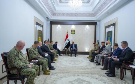 رئيس الوزراء العراقي علي فالح الزيدي يستقبل قائد القيادة المركزية الأمريكية براد كوبر