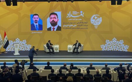 رئيس الوزراء العراقي علي فالح الزيدي في جلسة حوارية خلال مؤتمر حوار بغداد الثامن