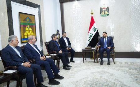 رئيس الوزراء العراقي علي فالح الزيدي يستقبل محافظ البنك المركزي الإيراني عبد الناصر همتي