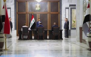 رئيس الوزراء العراقي علي فالح الزيدي يرعى مراسم توقيع عقد تطوير وتشغيل حقل عجيل النفطي بمحافظة صلاح الدين بين شركة نفط الشمال الحكومية وشركة كيبت الخاصة