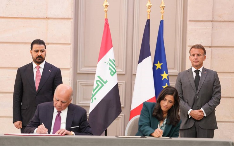 رئيس الوزراء العراقي علي فالح الزيدي والرئيس الفرنسي إيمانويل ماكرون يرعيان توقيع مذكرات تفاهم بين البلدين