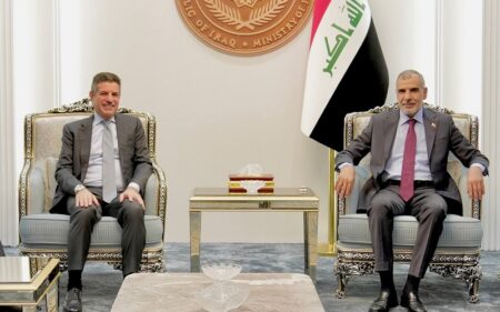 وزير المالية العراقي فالح ساري يستقبل القائم بالأعمال الأمريكي في بغداد ستيفن فاغن
