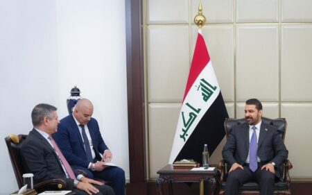 رئيس الوزراء العراقي علي فالح الزيدي يستقبل القائم بأعمال السفارة الأمريكية في بغداد ستيفن فاجين