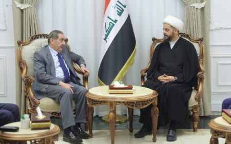 الأمين العام لحركة عصائب أهل الحق الشيخ قيس الخزعلي يستقبل عضو المكتب السياسي للحزب الديمقراطي الكوردستاني هوشيار زيباري