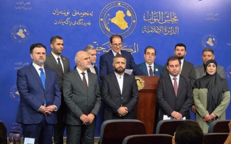 رئيس السن للجنة النفط والغاز والثروات الطبيعية في مجلس النواب العراقي هريم كمال آغا يتحدث في مؤتمر صحفي بمشاركة أعضاء اللجنة