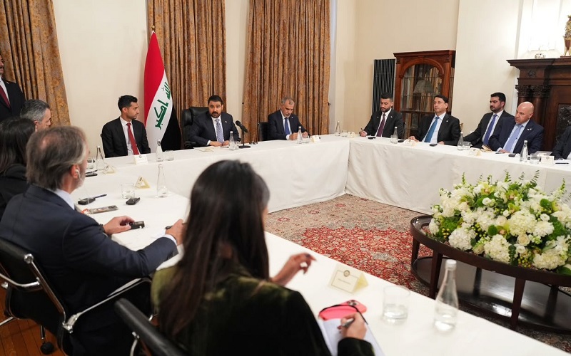 رئيس الوزراء العراقي علي فالح الزيدي يحضر طاولة مستديرة في الممثلية الدائمة لبلاده في الأمم المتحدة لممثلي مجموعة من المصارف والمؤسسات المالية الأمريكية وعدد من المسؤولين والمختصين في الشأن الاقتصادي والمالي وممثلي المصارف العراقية
