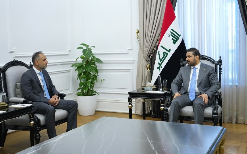 رئيس الوزراء العراقي علي فالح الزيدي يستقبل السفير البريطاني في بغداد عرفان صديق
