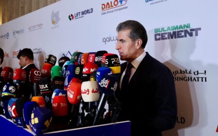 رئيس إقليم كوردستان نيجيرفان بارزاني يتحدث للصحفيين على هامش مراسم افتتاح قمة السليمانية الاقتصادية