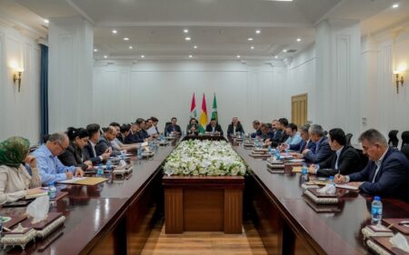 نائب رئيس وزراء إقليم كوردستان قوباد طالباني يجتمع مع أعضاء مركز تنظيمات الاتحاد الوطني الكوردستاني في محافظة أربيل