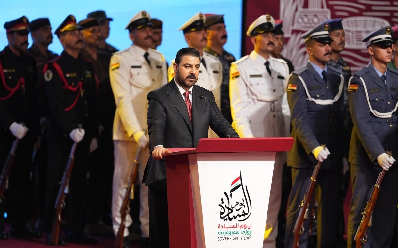 رئيس الوزراء العراقي علي فالح الزيدي يلقي كلمة في مؤتمر يوم السيادة بالعاصمة بغداد