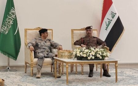 قائد المنطقة الخامسة في قيادة قوات الحدود العراقية اللواء رحيم يونس رحيم وقائد المنطقة الشمالية في حرس حدود السعودي اللواء فالح بن فلاح بن حثلين