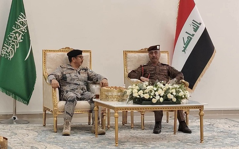قائد المنطقة الخامسة في قيادة قوات الحدود العراقية اللواء رحيم يونس رحيم وقائد المنطقة الشمالية في حرس حدود السعودي اللواء فالح بن فلاح بن حثلين