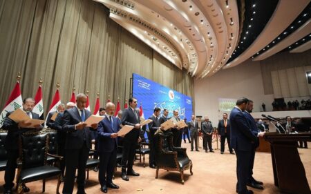 الوزراء الجدد في حكومة رئيس الوزراء العراقي علي فالح الزيدي ونواب رئيس الوزراء يؤدون اليمين الدستورية بعد نيلهم الثقة من مجلس النواب