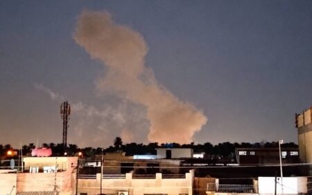 صورة للدخان الناتج عن الانفجار في أحد مقار هيئة الحشد الشعبي شرقي العاصمة العراقية بغداد