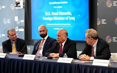 وزير الخارجية العراقي فؤاد حسين يتحدث خلال جلسة حوارية في معهد الشرق الأوسط بالعاصمة الأمريكية واشنطن