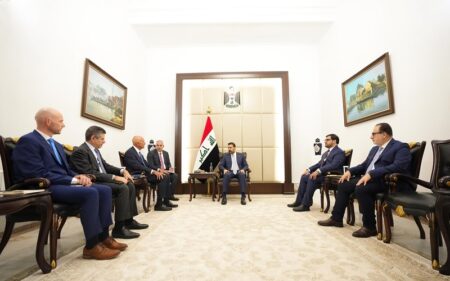 رئيس الوزراء العراقي علي فالح الزيدي يستقبل المبعوث الرئاسي الأمريكي الخاص لشؤون سوريا والعراق وسفير الولايات المتحدة لدى تركيا توم باراك