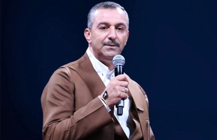 خەنجەرەکان لەپشتی یەکتر دەربێنن